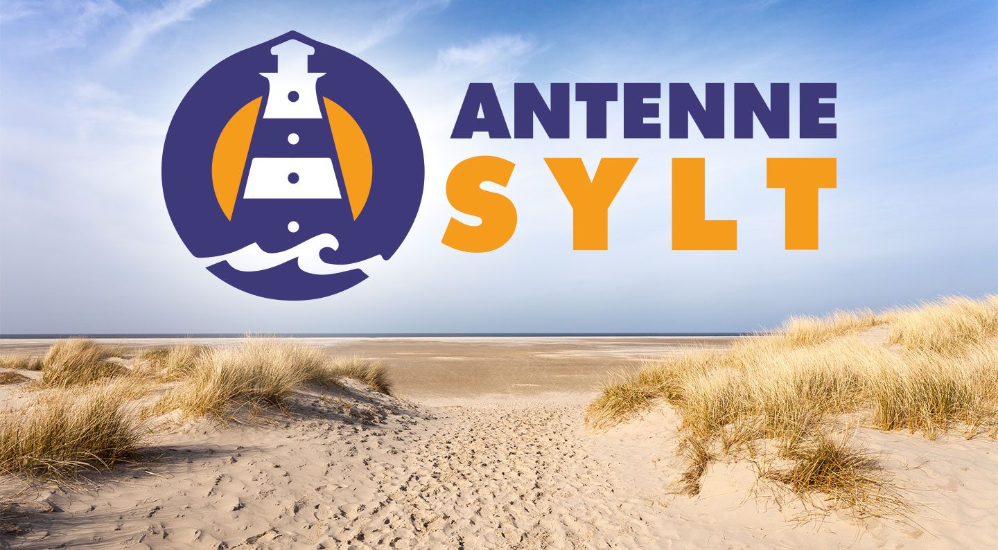 Logo von Antenne Sylt vor einem Strandaufgang mit Dünen